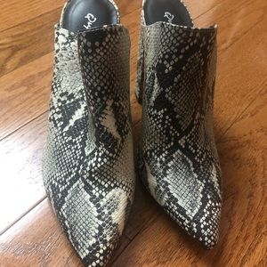 Qupid Never Worn Pointed Toe Snakeskin Mules